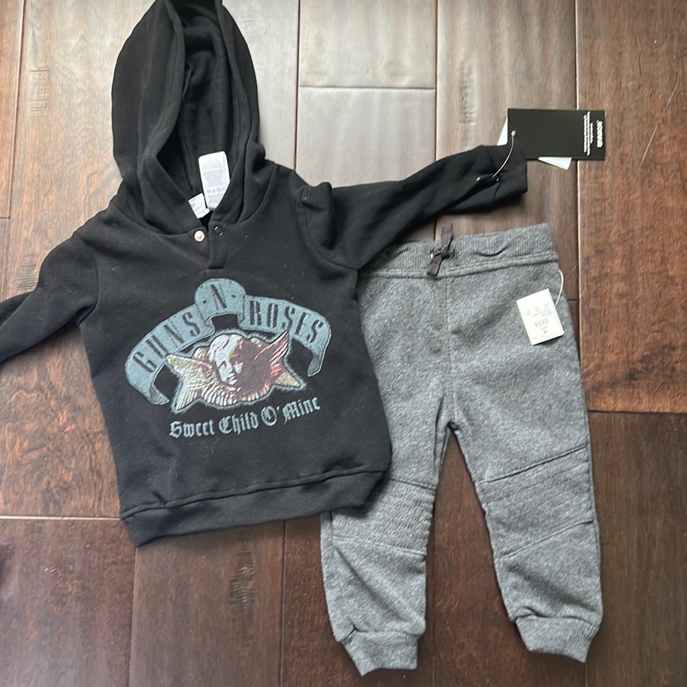 NWT Gender Neutral Guns N’ Roses Sweet Child O Mine Two Piece Sweatshirt & pants
